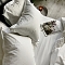 Картинка Белое постельное у нас часто ассоциируется с отпуском, отдыхом и хорошим настроением